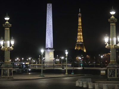 Las calles estuvieron desiertas en París después del toque de queda: fotos