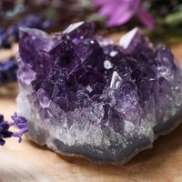 La poderosa piedra que combate la resaca, el insomnio y las pesadillas: así podés activar toda su energía