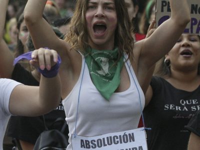 Tras las denuncias, Romina Gaetani reapareció en un show