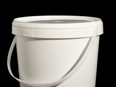 Si pensabas tirar las tapas de baldes de pintura, no lo hagas: creá esta idea coqueta para adornar tu living