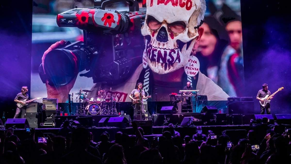 Protesta contra el asesinato de periodistas en el concierto de Caifanes