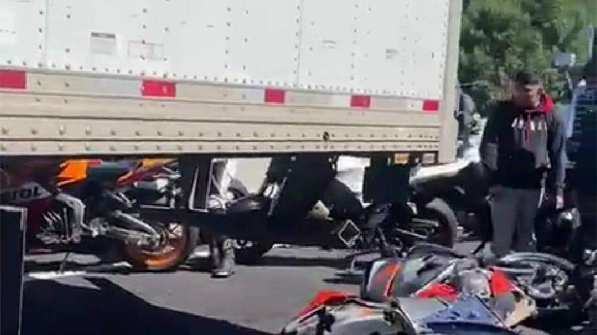Una de las motocicletas accidentadas en la México-Cuernavaca