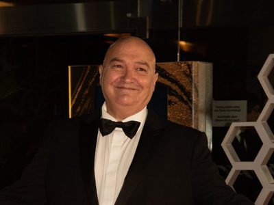 Larry de Clay con su clásico humor atrapó a todos en el programa “Bienvenidos a bordo”