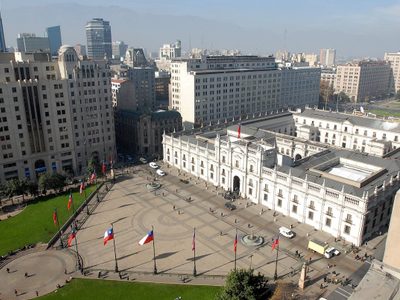 Se incendió un auto frente al Palacio de Gobierno de Chile: un hombre habría intentado quemarse
