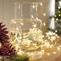 No tires los frascos de vidrio vacíos y reutilizalos con esta increíble idea para tu decoración navideña