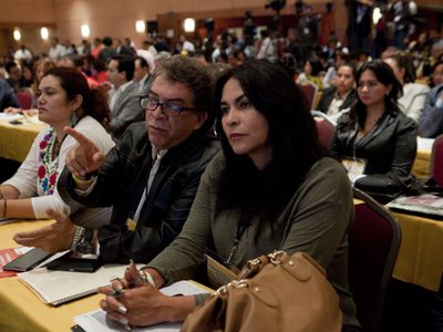 Sheinbaum suma a su campaña a líder de tribu perredista que controla parte de Iztapalapa