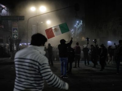 Policías de la CDMX lanzan polvo de extintores a opositores a la reforma judicial