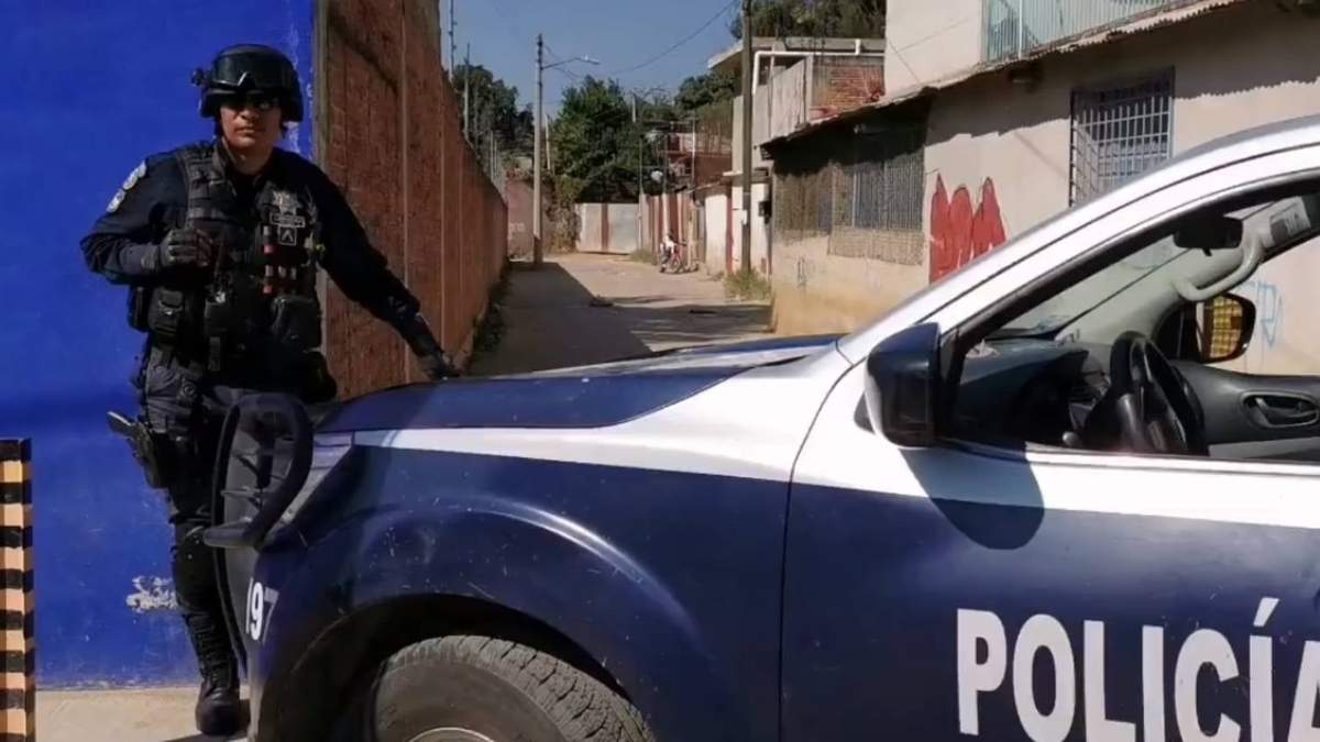 Un policía resguarda el lugar donde fue hallada la extremidad