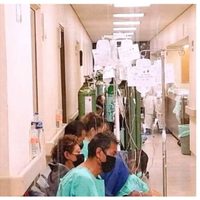 Hospital de Puebla atiende a pacientes con covid-19 en colchonetas sobre los pasillos