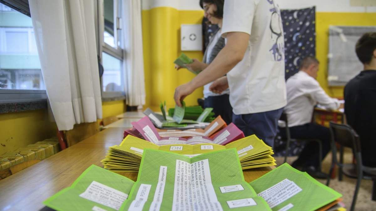 Papeletas de un referéndum sobre ciudadanía y protecciones laborales son preparadas en una mesa de un centro de votación en Milán