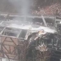 Caída de un autobús por un barranco deja 14 muertos y más de 20 heridos