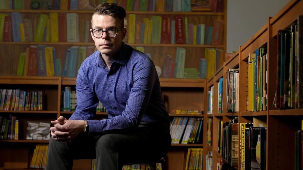 Tom Bober, bibliotecario y presidente de la Asociación de Bibliotecas Escolares de Missouri posa para un retrato el miércoles 20 de marzo de 2024, en Clayton, Missouri