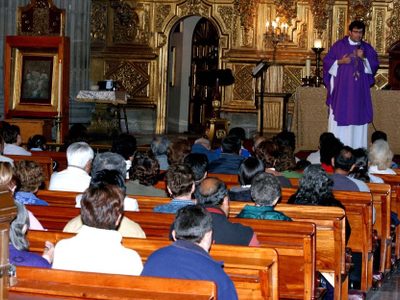 En reapertura de iglesias y templos, Segob urge no dar 'saludo de paz” en misas