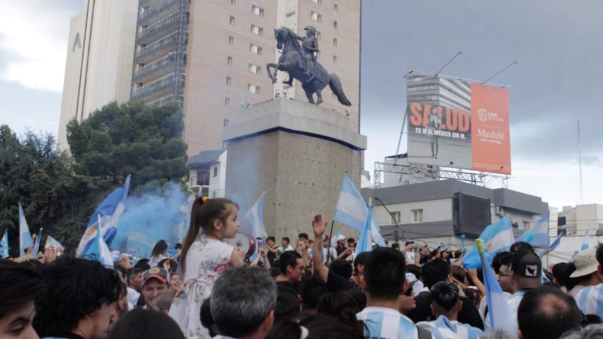 Festejos en la capital neuquina. Fuente: (Emiliano Ortíz)