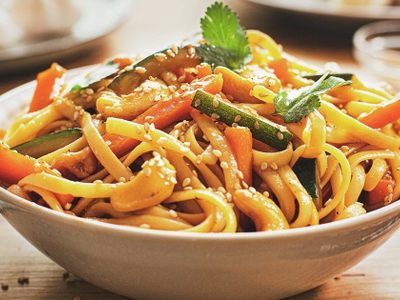 Fideos salteados: la receta que te salvará el almuerzo o cena y quedan exquisitos