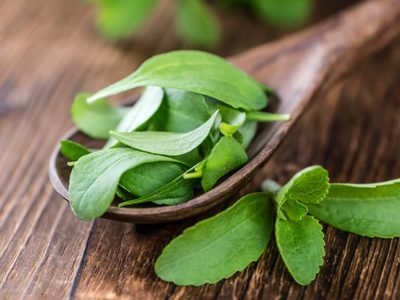 Si estás dejando el azúcar, mirá esta forma súper fácil de preparar stevia casera en pocos minutos y sin tóxicos