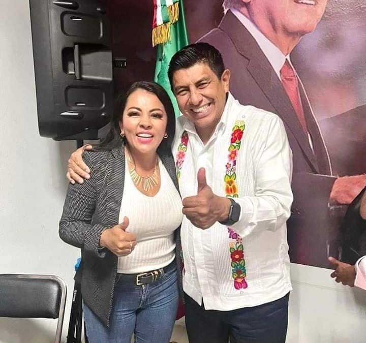 Saymi Pineda Velasco con el gobernador de Oaxaca, Salomón Jara