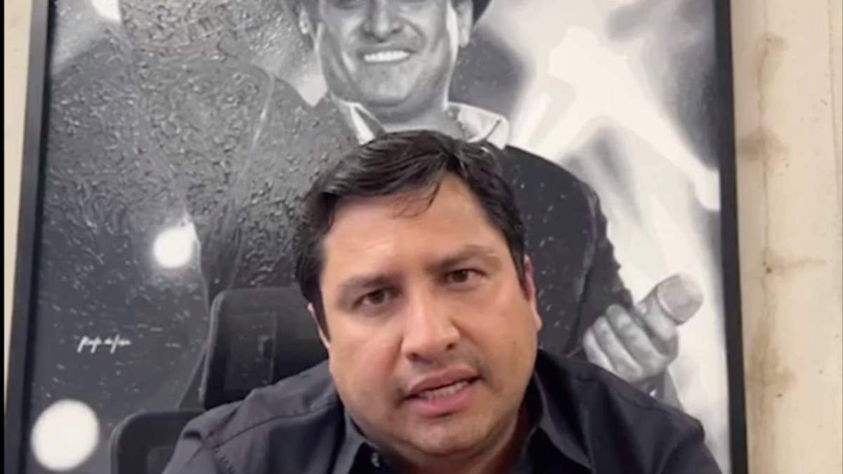 El cantante en el video que transmitió en vivo