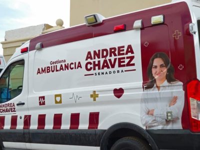 La senadora Andrea Chávez también se promociona en ambulancias de alta gama