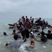 Caos en Ceuta: miles de migrantes cruzan la frontera de Marruecos hacia España