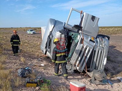 Un camión que viajaba desde Paraguay volcó en la ruta 6 cerca de Roca