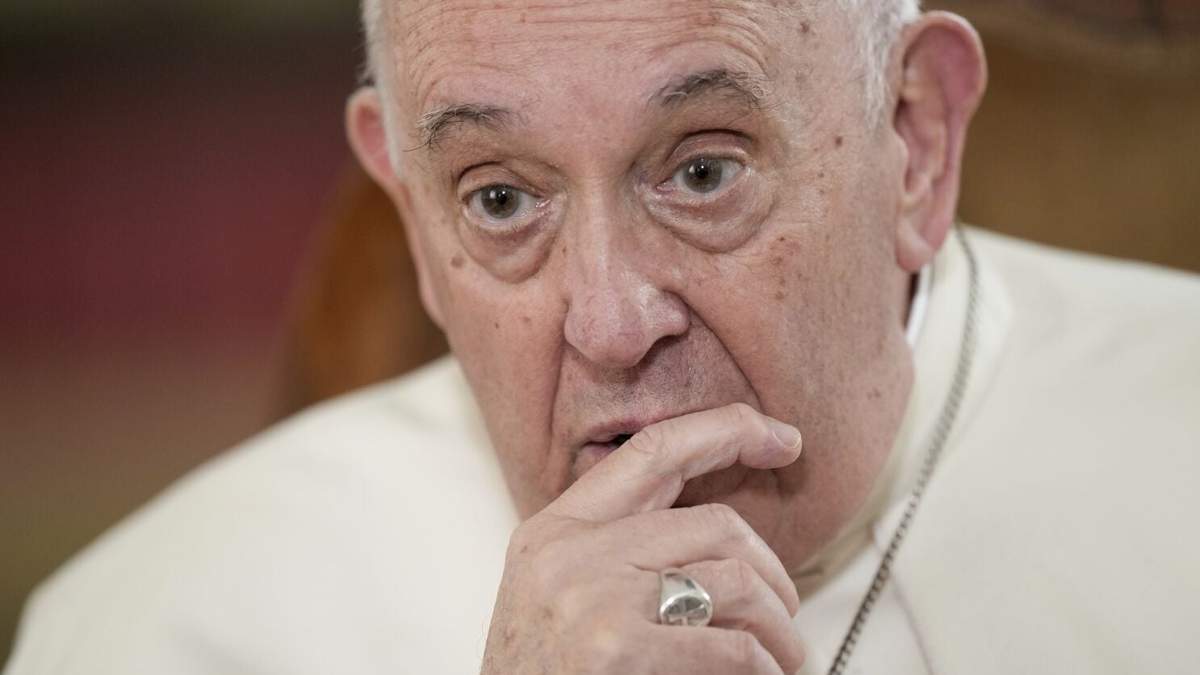 El Papa Francisco habla durante una entrevista con The Associated Press en el Vaticano