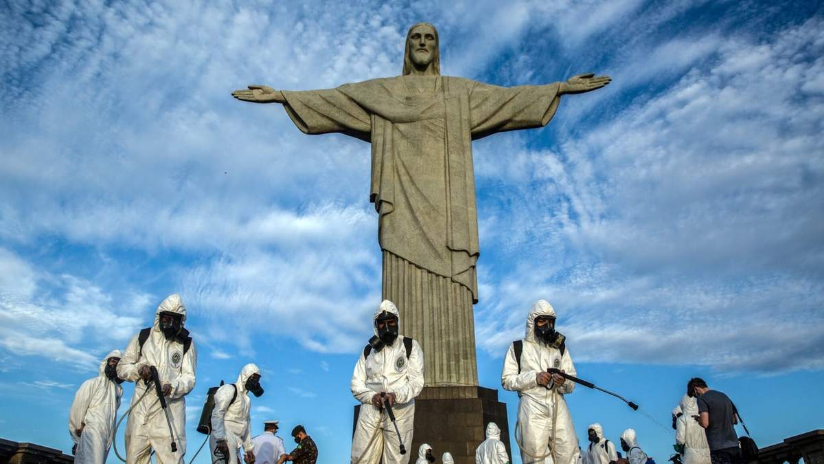 Personal sanitario higieniza el Cristo Redentor de Río de Janeiro, en Brasil. Fuente: (Twitter)