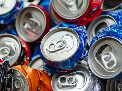 Si se terminó la gaseosa, no tires las chapitas de las latas: ganá espacio en el vestidor con este truco increíble