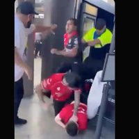 Seguidores de Atlas y Chivas arman pelea campal en el Clásico Tapatío de Los Ángeles, EU (Video)