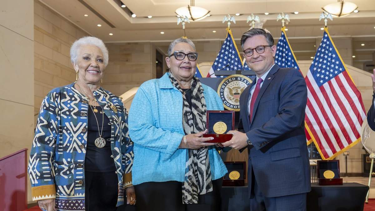 El presidente de la Cámara de Representantes, Mike Johnson, entrega una Medalla de Oro del Congreso en forma póstuma a Joylette Hylick y Katherine Moore, hijas de Katherine Johnson