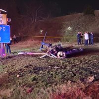 Avioneta se estrella en autopista; hay cinco muertos (Video)