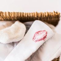 La mezcla mágica para eliminar las manchas de labial de tus prendas favoritas: solo necesitás 3 productos