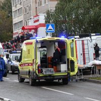 Un exalumno ataviado con simbología nazi mata a 17 personas en un colegio de Rusia