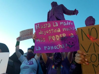 Una marcha entre reclamos, mantas e historias atroces