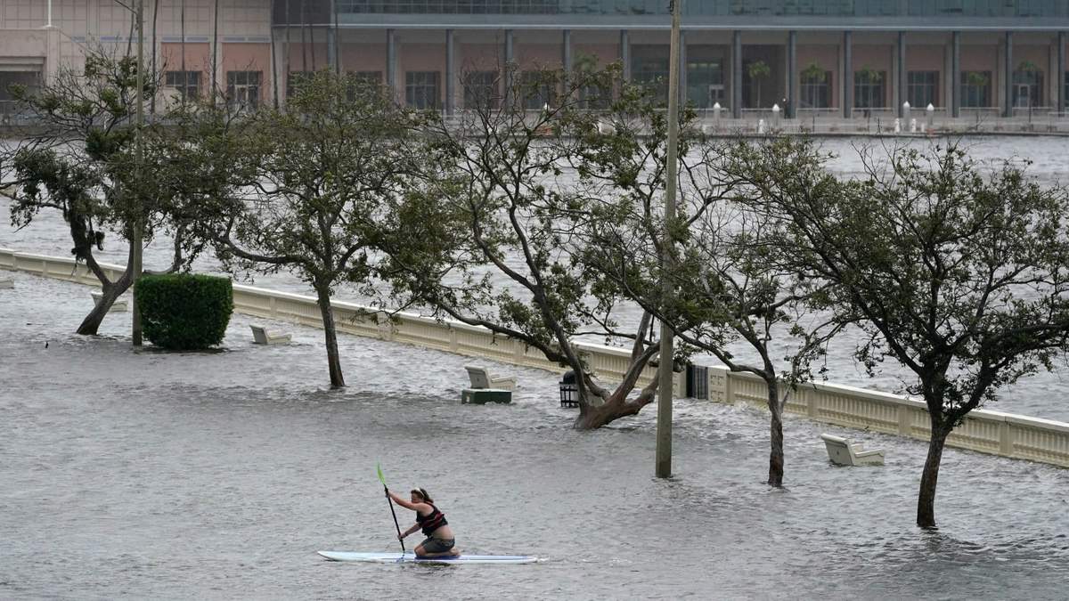 Blvd inundado en Tampa, Florida, el miércoles 30 de agosto de 2023.