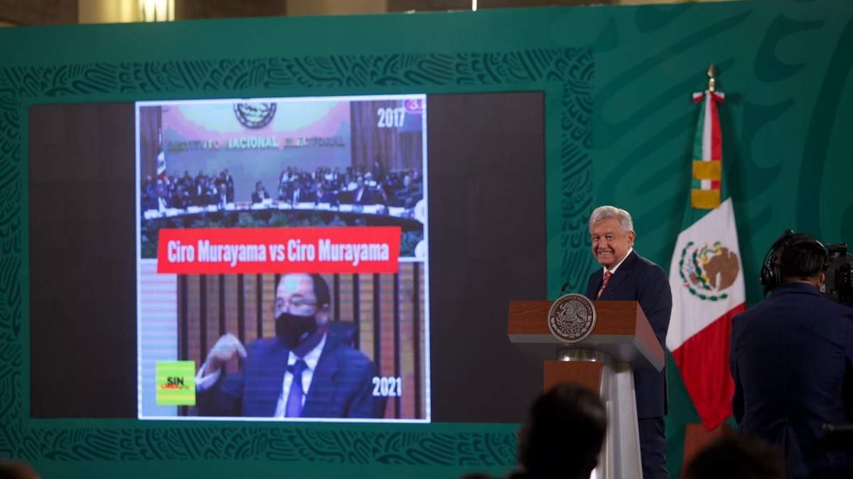 López Obrador mostró videos de Lorenzo Córdova y Ciro Murayama