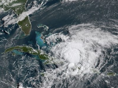 El huracán Isaias avanza hacia una Florida en plena crisis por el coronavirus