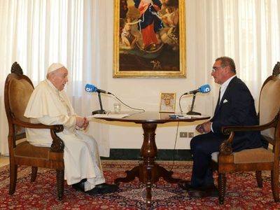 El Papa critica "la política irresponsable de intervenir e imponer la democracia" en Afganistán