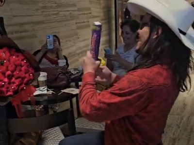 Tiktoker causa pánico en Plaza Artz al disparar un cañón de confeti (Video)
