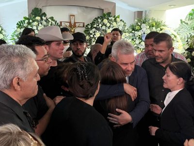“¡Asesino!”: abuchean y corren al gobernador de Michoacán del funeral de Carlos Manzo (Videos)