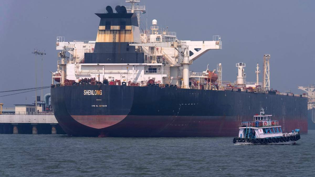 El petrolero con bandera de Liberia Shenlong Suezmax, que lleva crudo de Arabia Saudita y pasó por el estrecho de Ormuz, se ve en el puerto de Mumbai en Mumbai, India, el jueves 12 de marzo de 2026