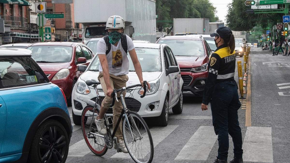 Un joven ciclista atraviesa una avenida en la Ciudad de México