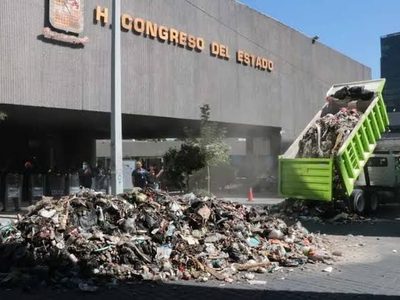 Descargan toneladas de basura frente al Congreso de NL