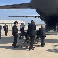 México envía a Texas avión para repatriar cuerpos de migrantes muertos en tráiler