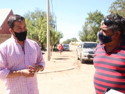 Recorrida del intendente de Zapala por el barrio 70 Viviendas
