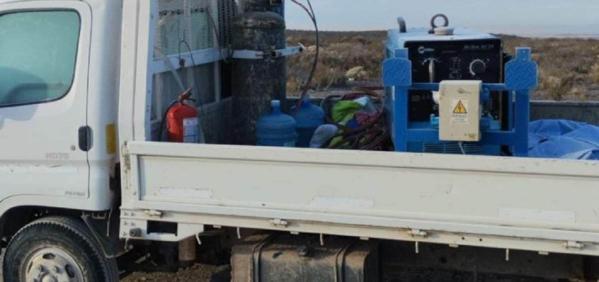 El camión estaba abandonado con todas las herramientas robadas en su caja. Fuente: (Policía de Río Negro)