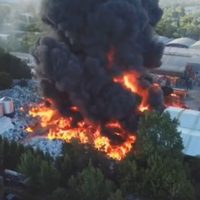 Impactantes imágenes del brutal incendio en una fábrica de plásticos de Pacheco