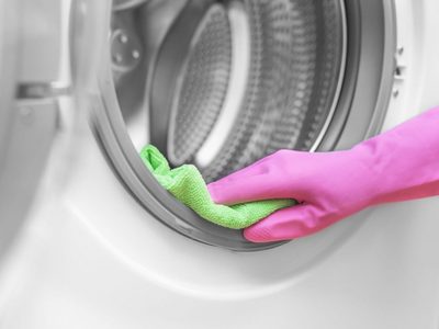 En pocos pasos, el truco de la abuela para eliminar todo el sarro en la goma de tu lavarropa