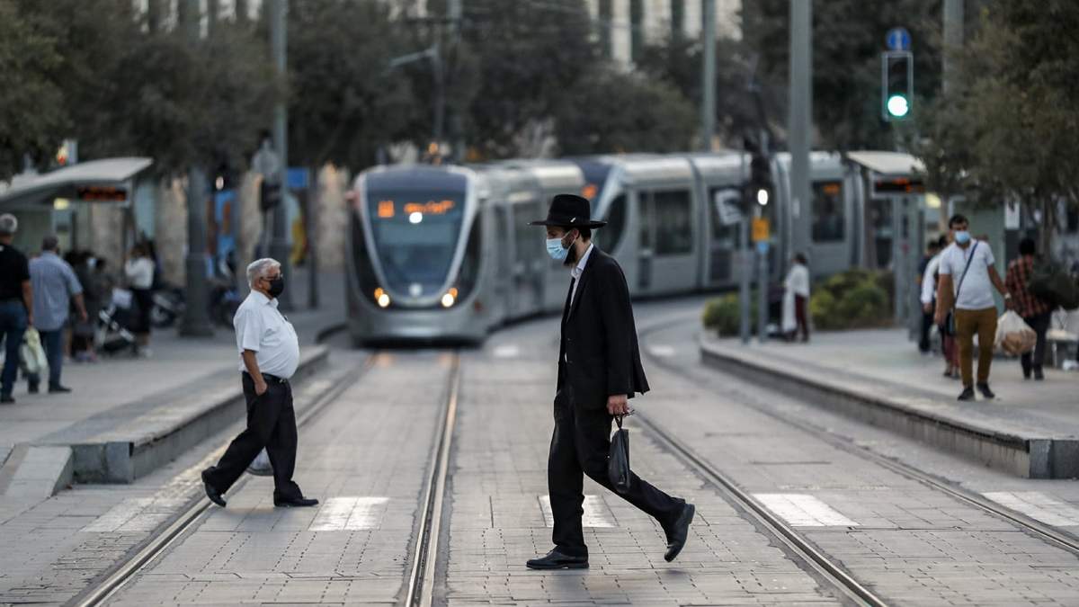 La población israelí se mantiene bajo un estricto confinamiento y toque de queda. Fuente: (Twitter)