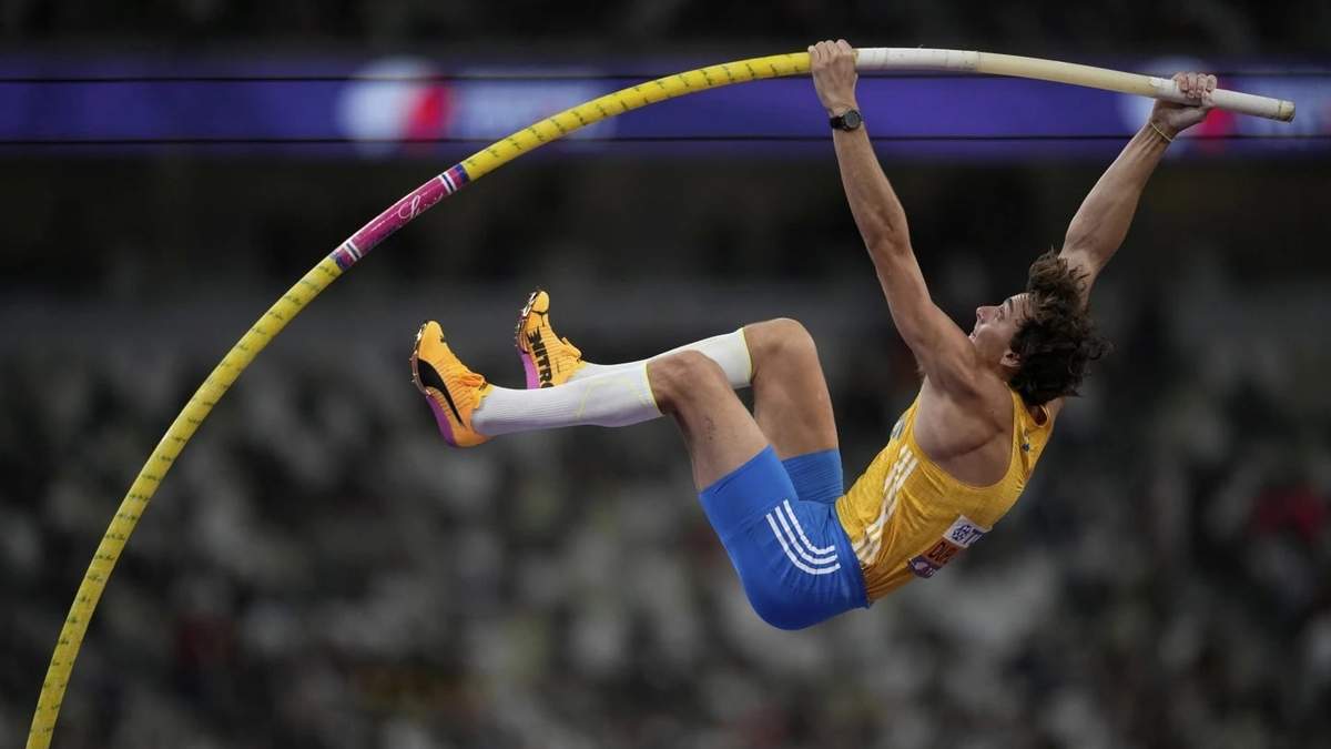 Duplantis rompe récord mundial de salto con pértiga por 14ta vez y gana su tercer título mundial